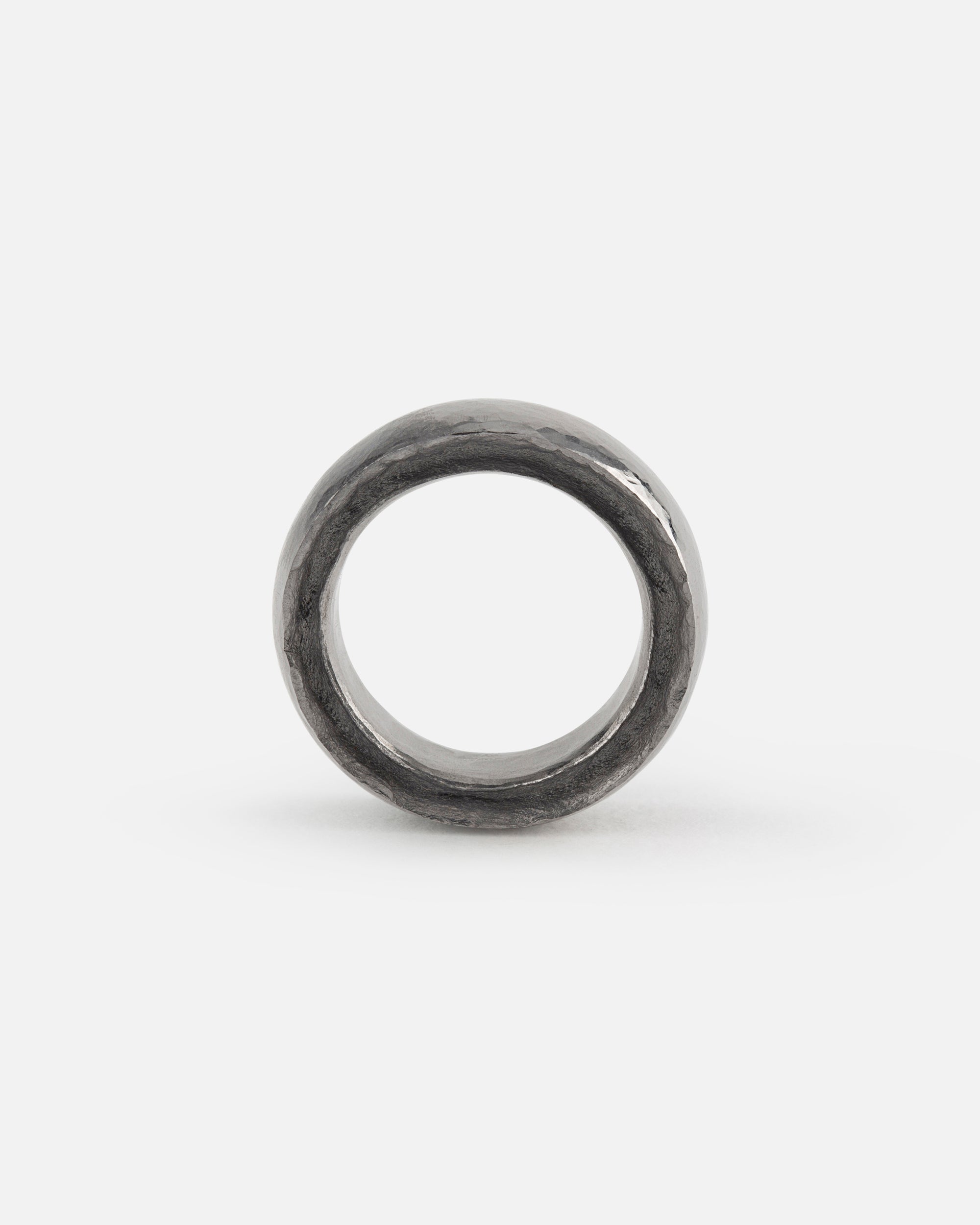 Gehämmerter Tantalring mit breiter Rille