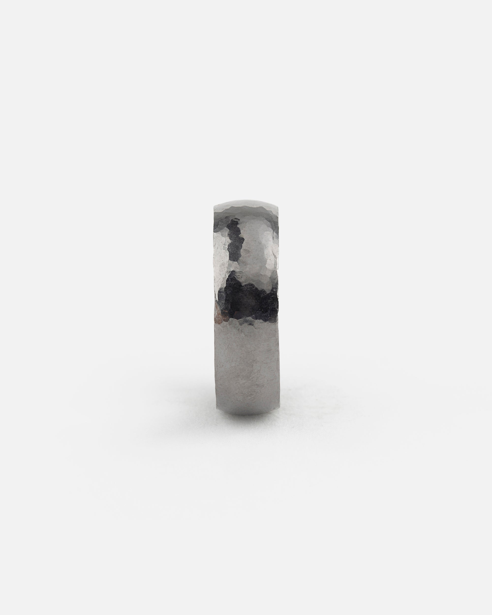 Gehämmerter Tantalring mit breiter Rille