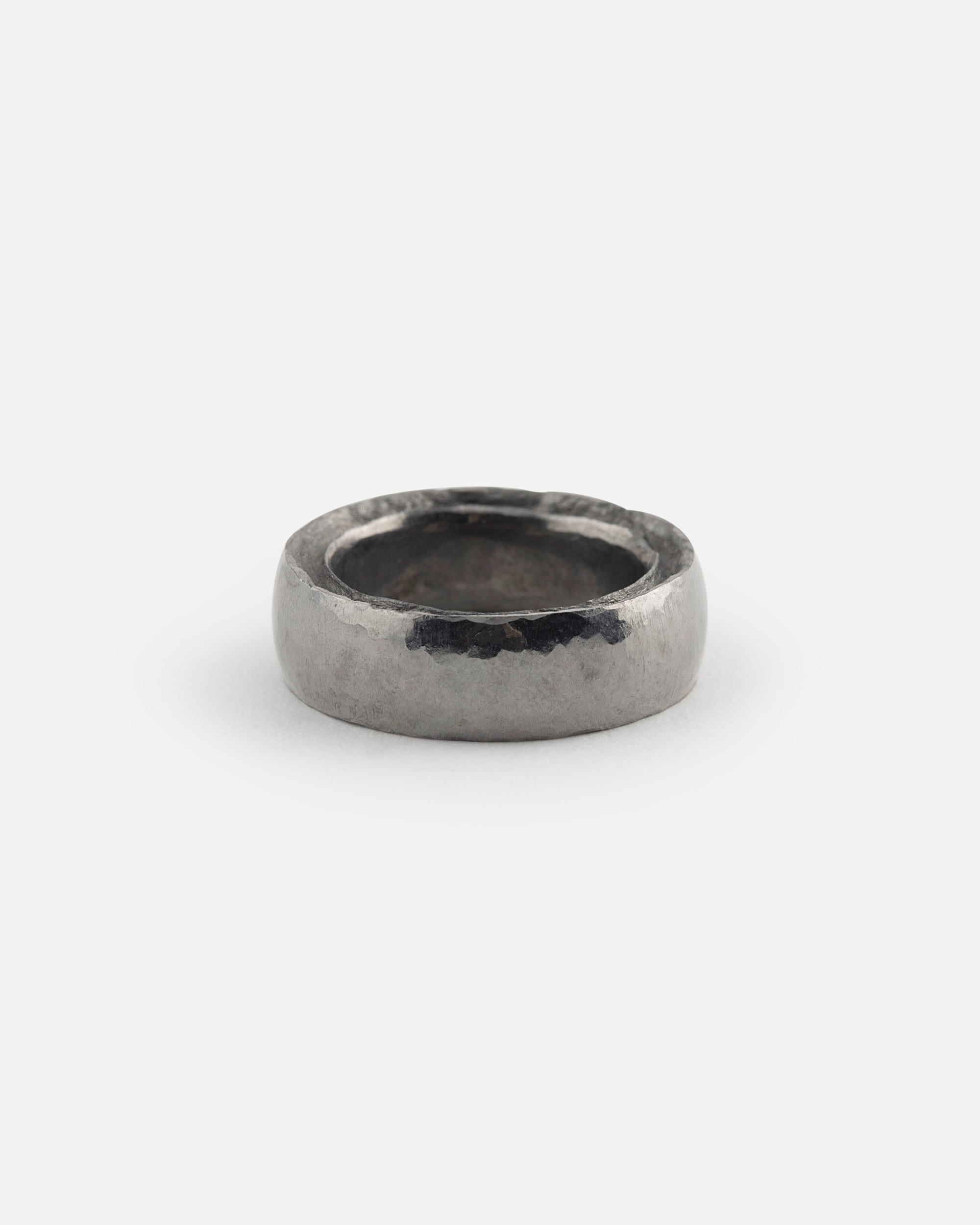 Gehämmerter Tantalring mit breiter Rille