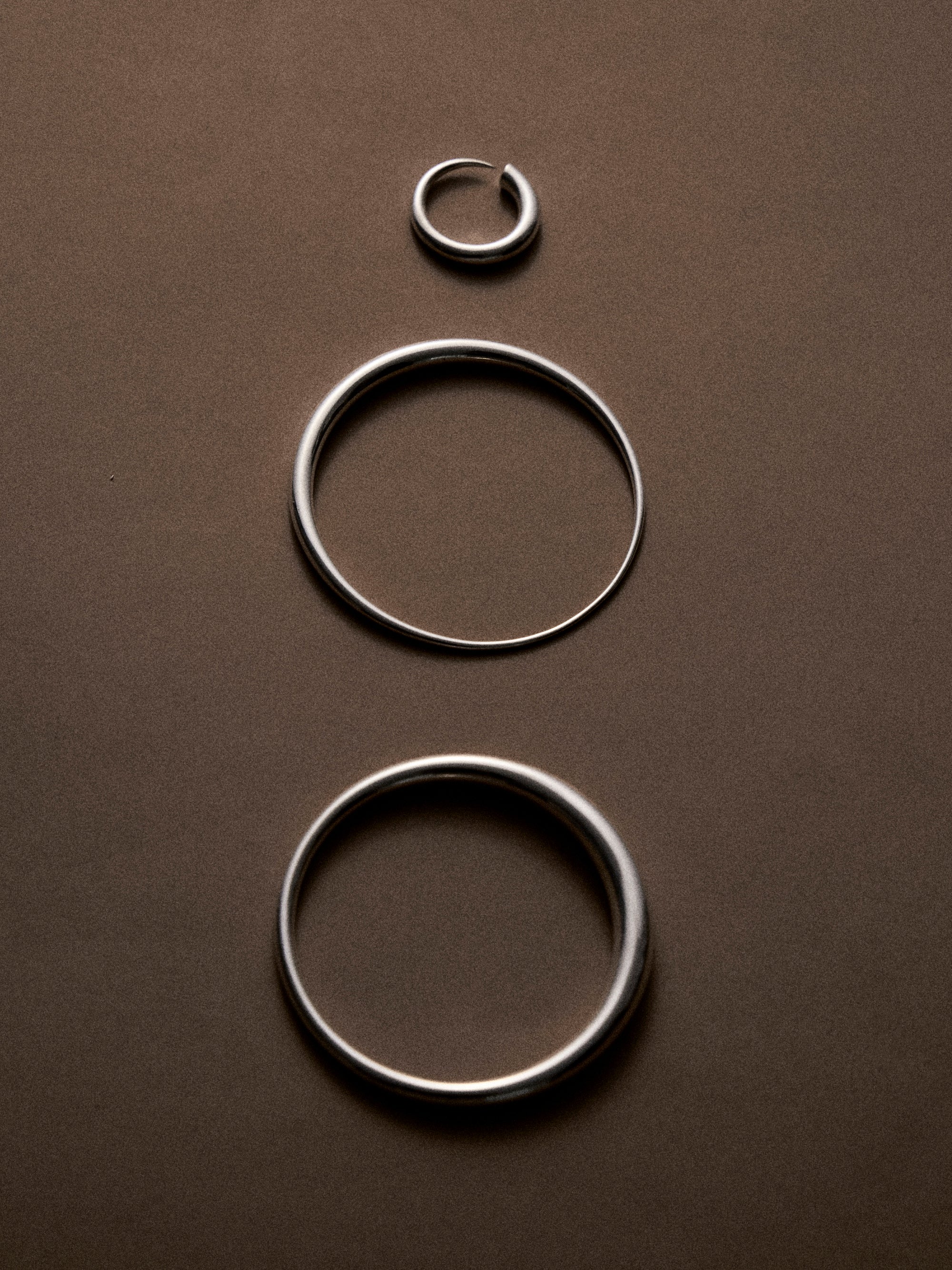 Breiter Logos Armreif in Silber