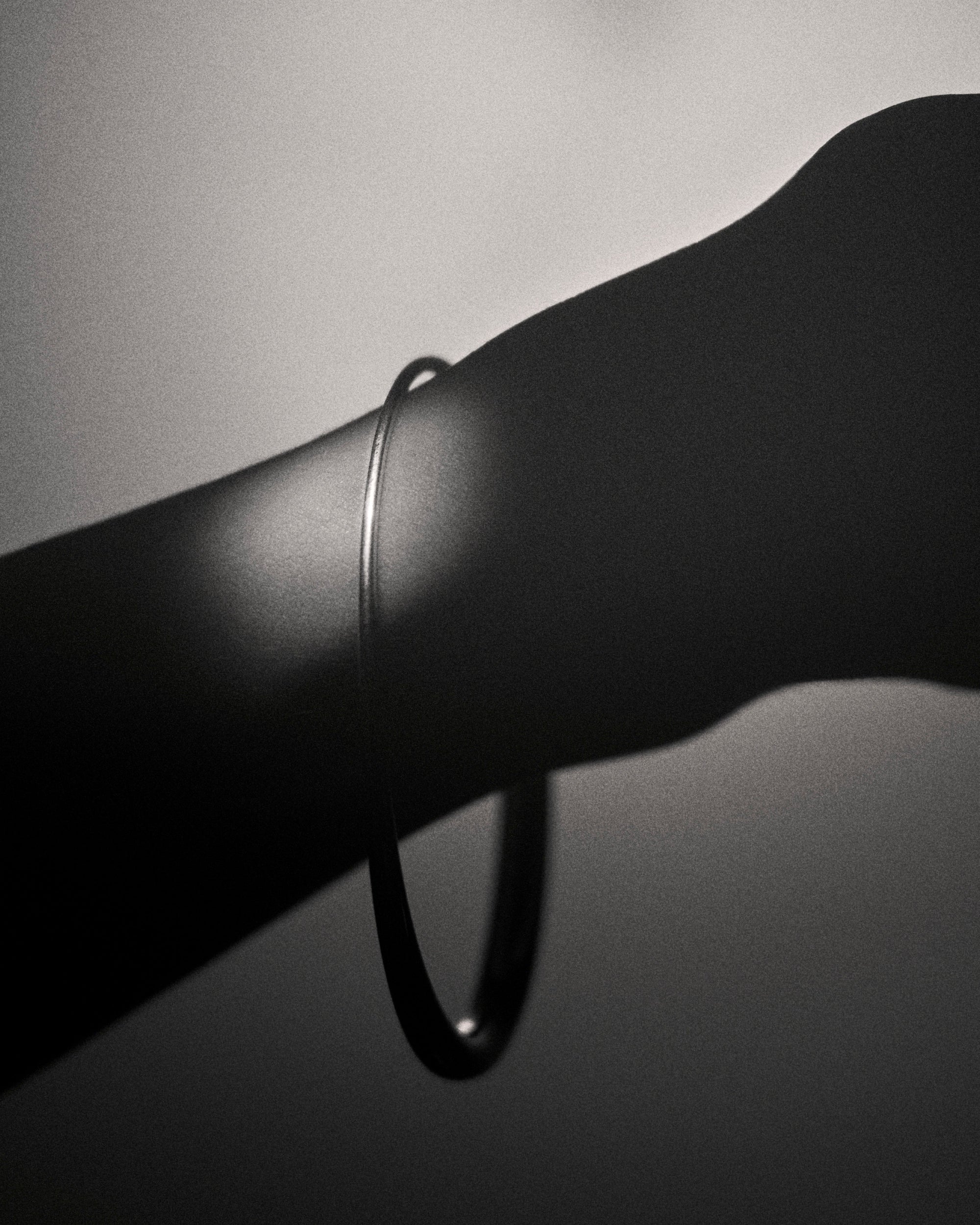 Schmaler Logos Armreif in Silber