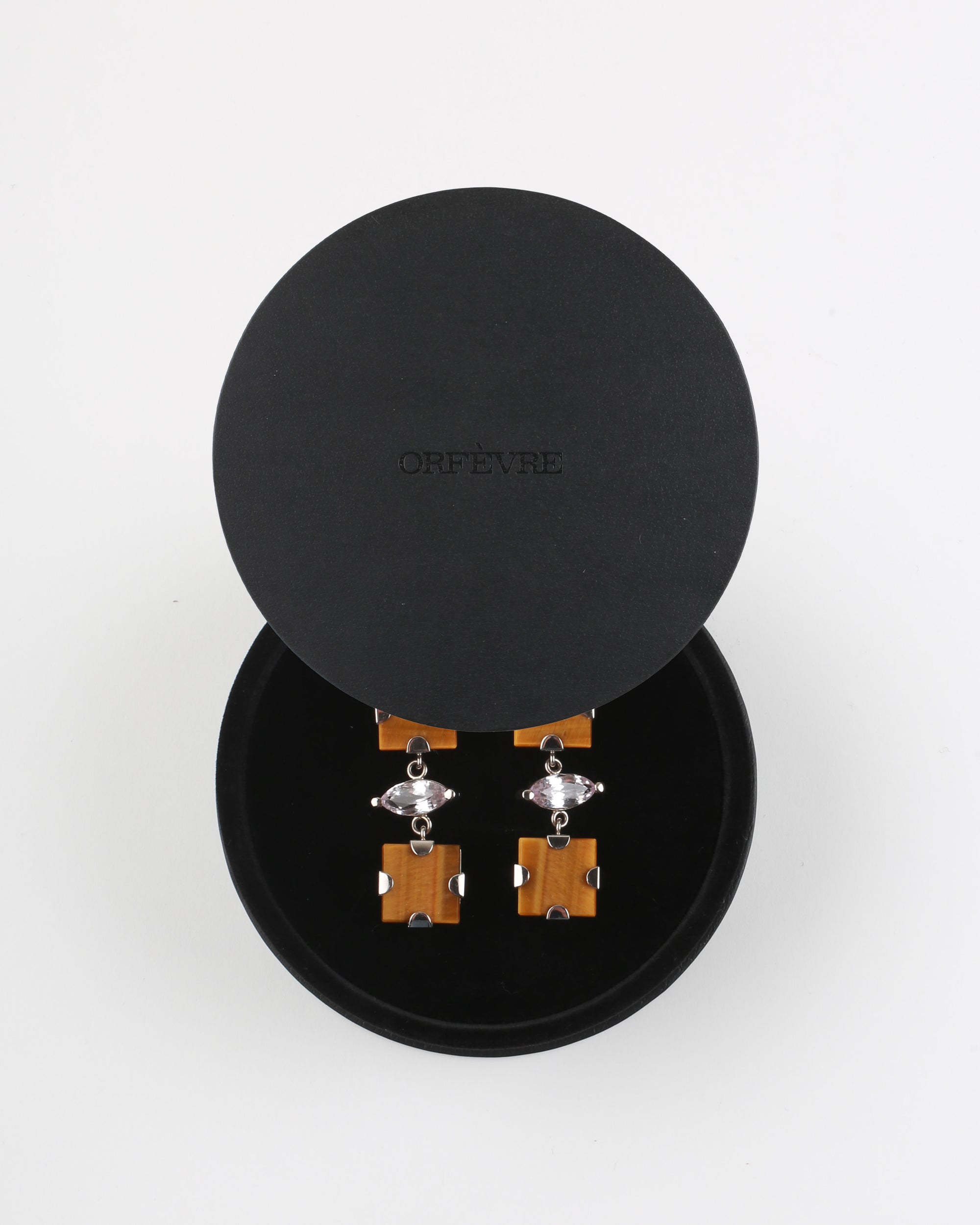 Ohrringe mit Würfeln aus Tigeraugen