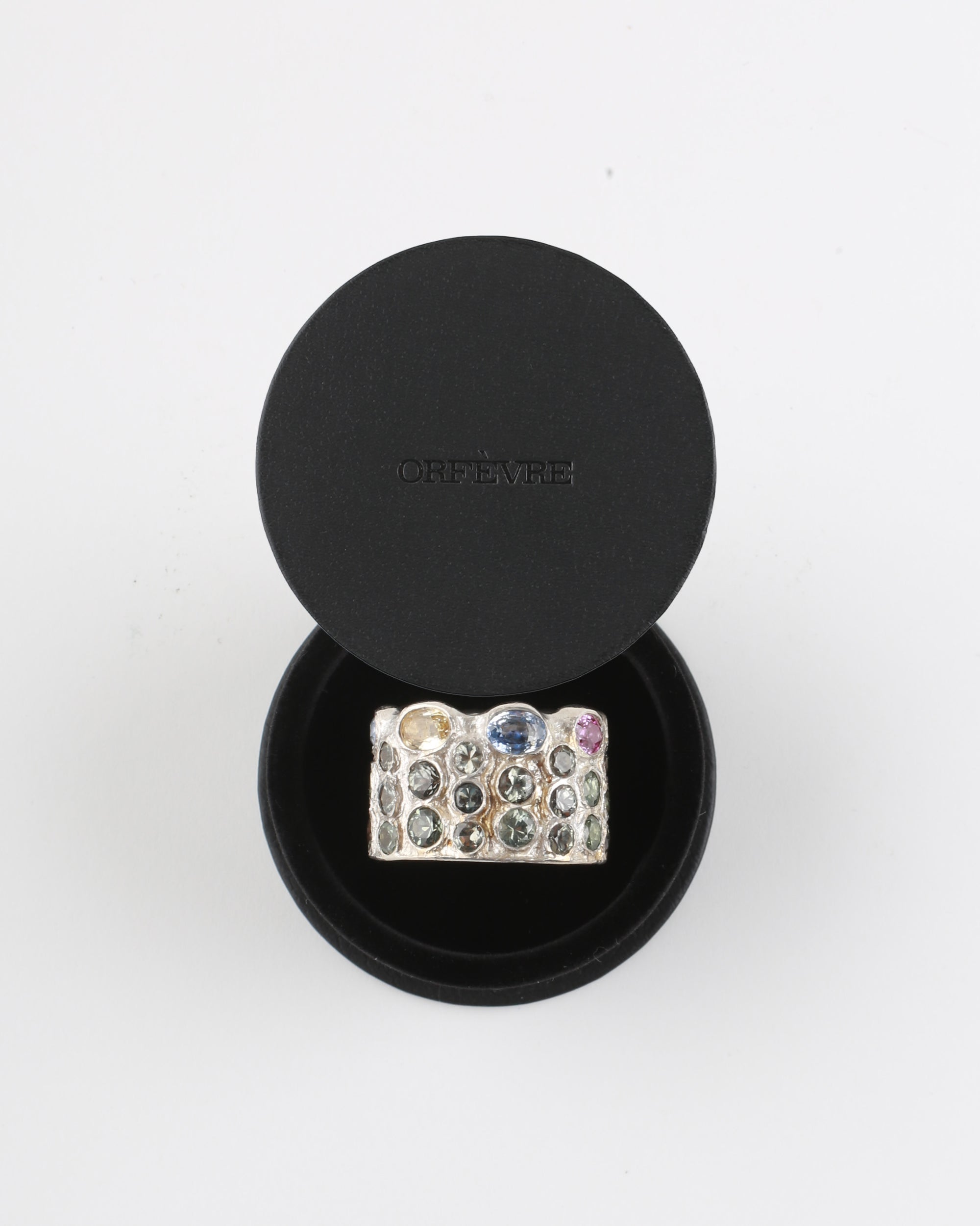 Farbenfroher Kronenring mit Saphiren