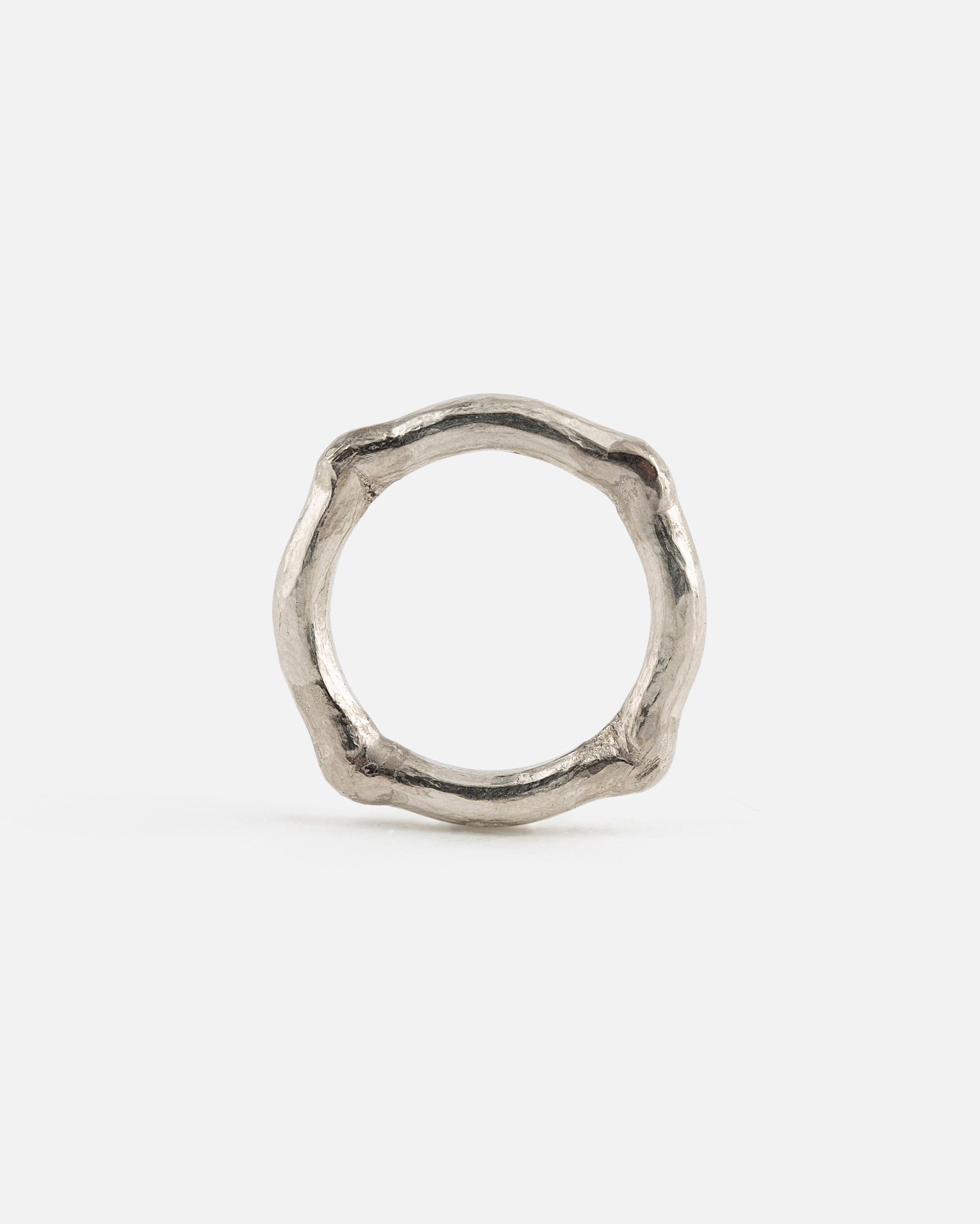 Aus einem Quadrat geschmiedeter Platinring