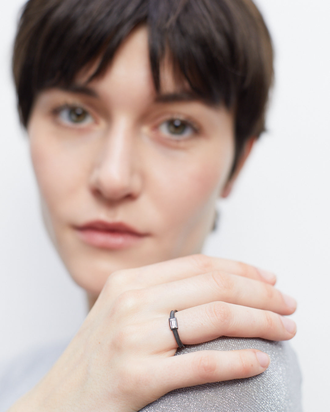 Schwarzer Silberring mit quadratischem Diamanten