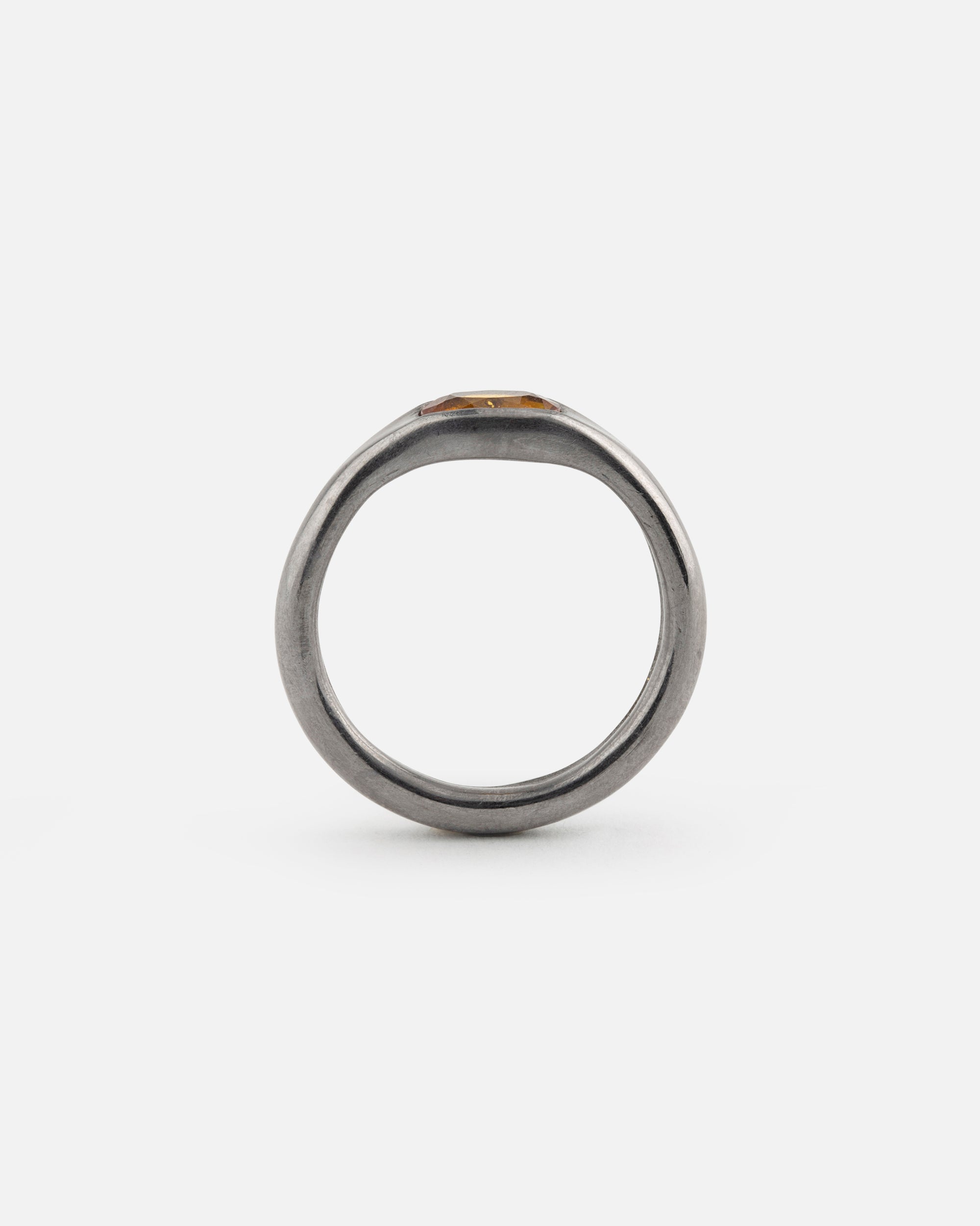 Tantalring mit orangefarbenem Saphir