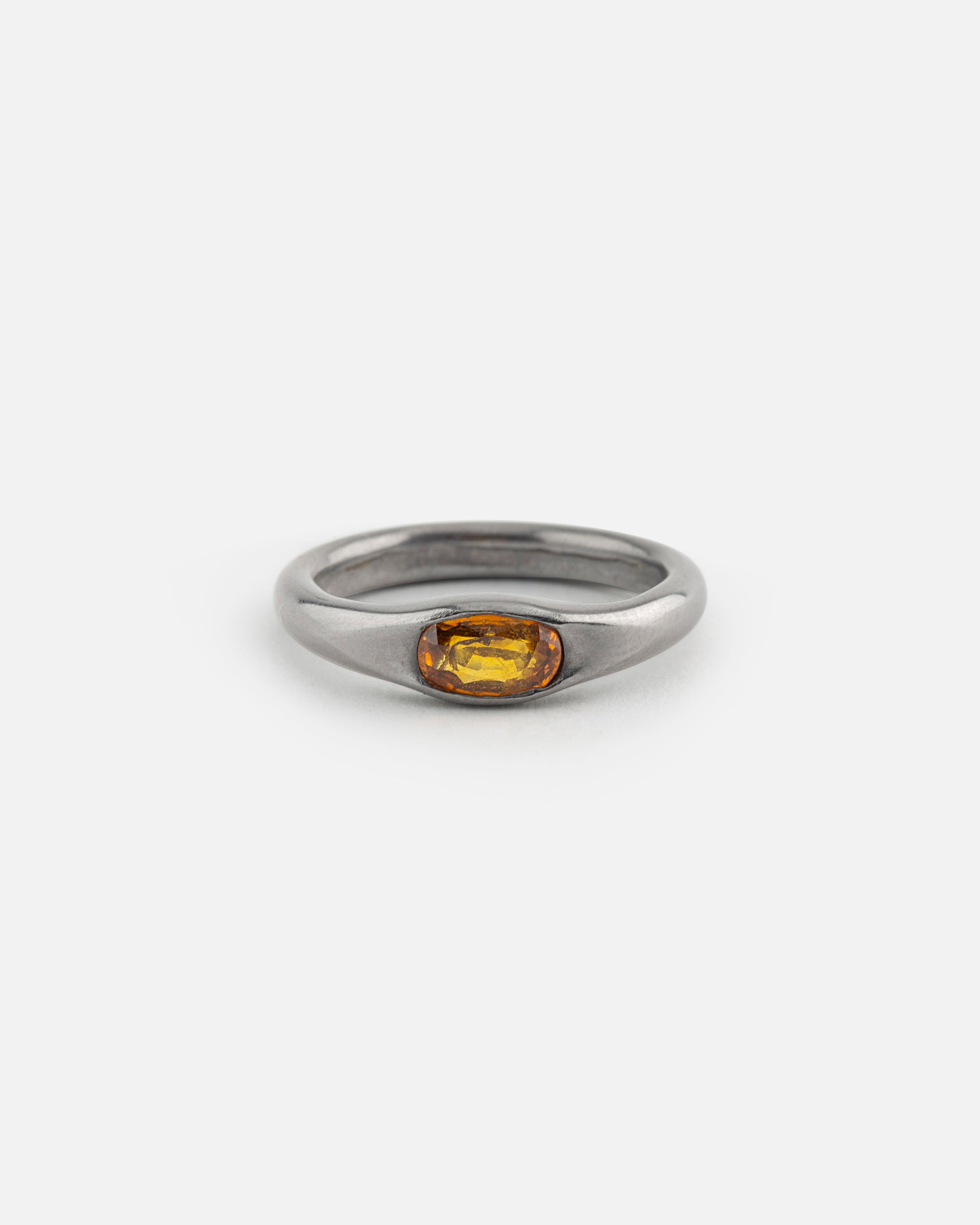 Tantalring mit orangefarbenem Saphir