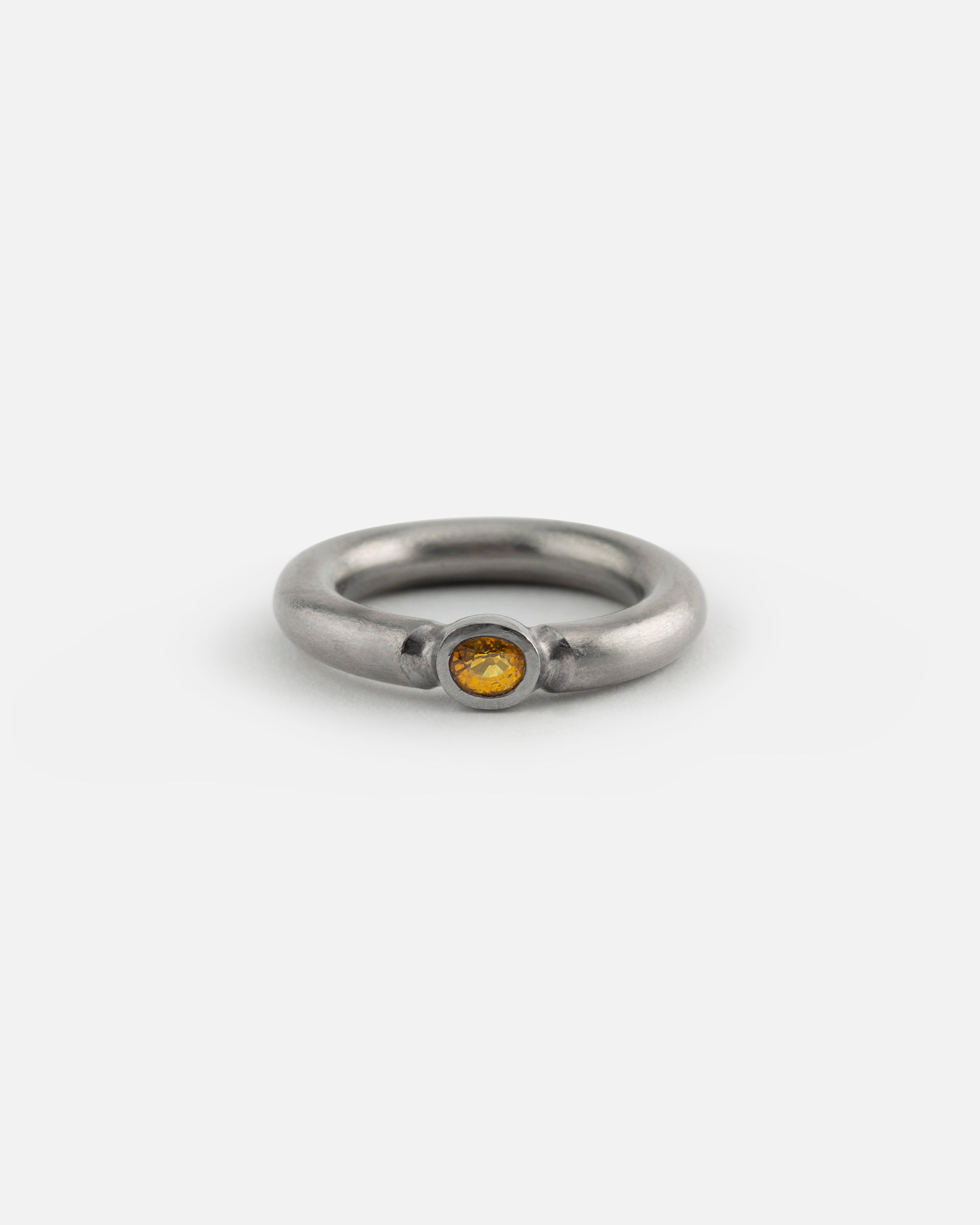 Tantalring mit orangefarbenem Saphir