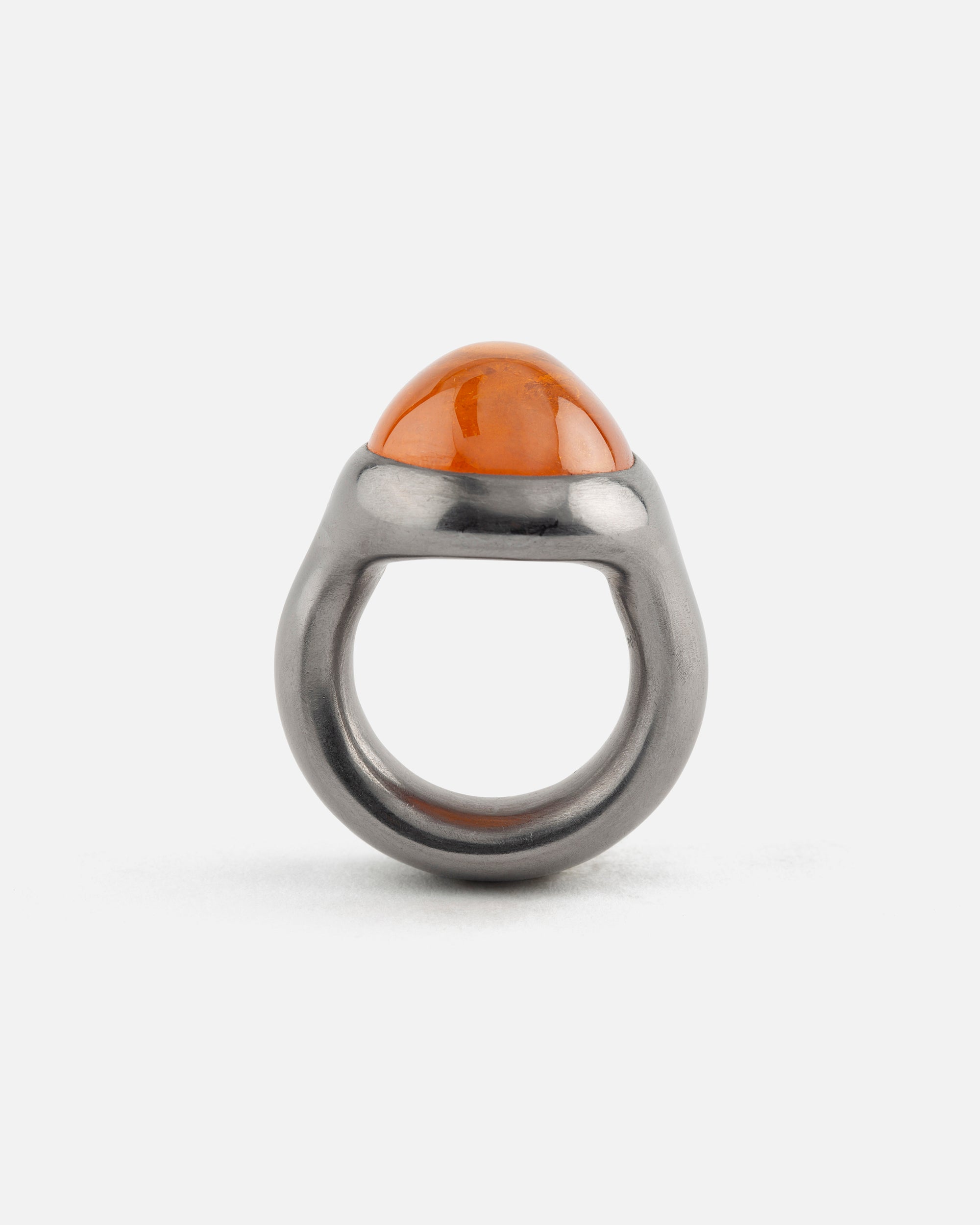 Tantalring mit Hessonit-Cabochon