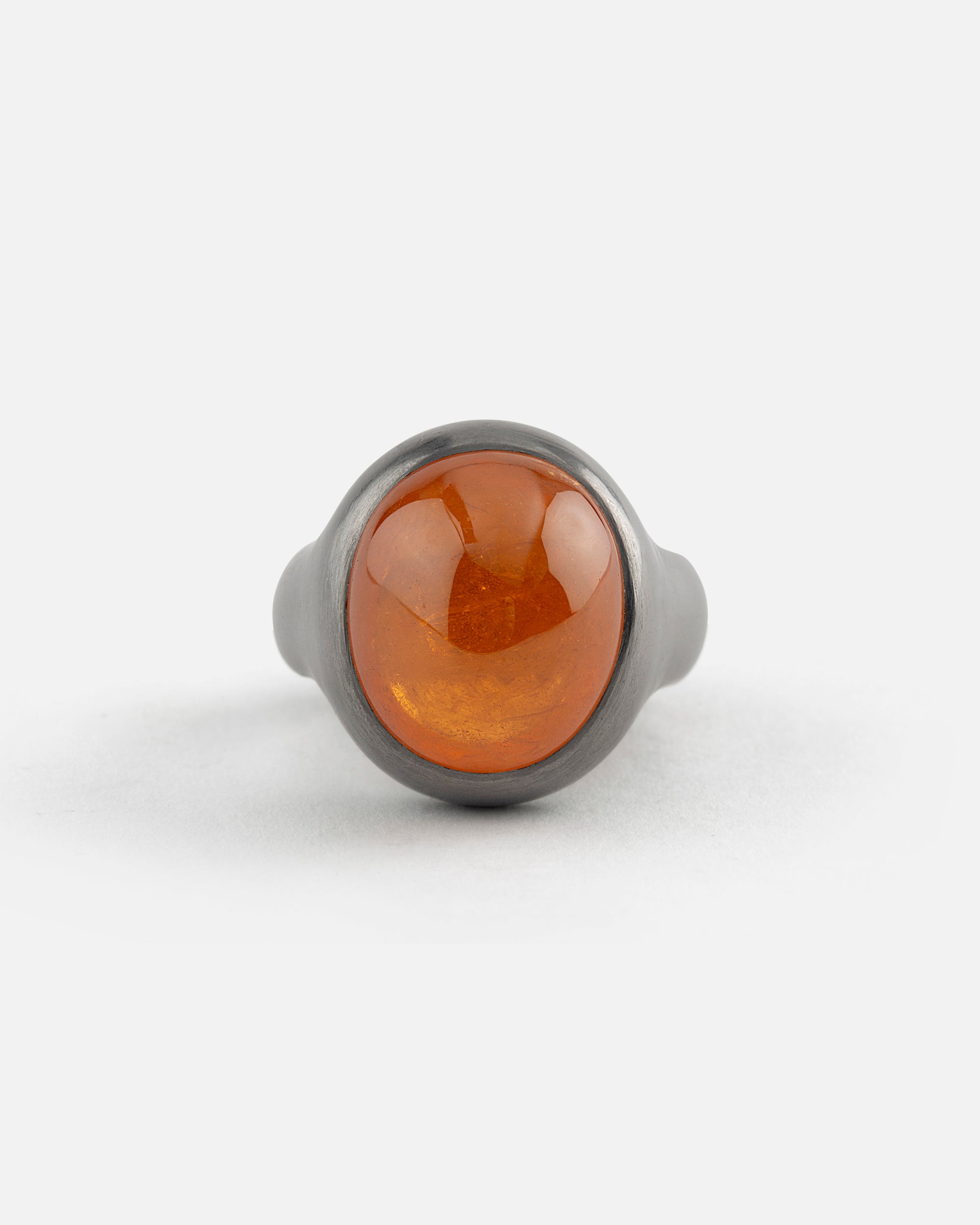 Tantalring mit Hessonit-Cabochon