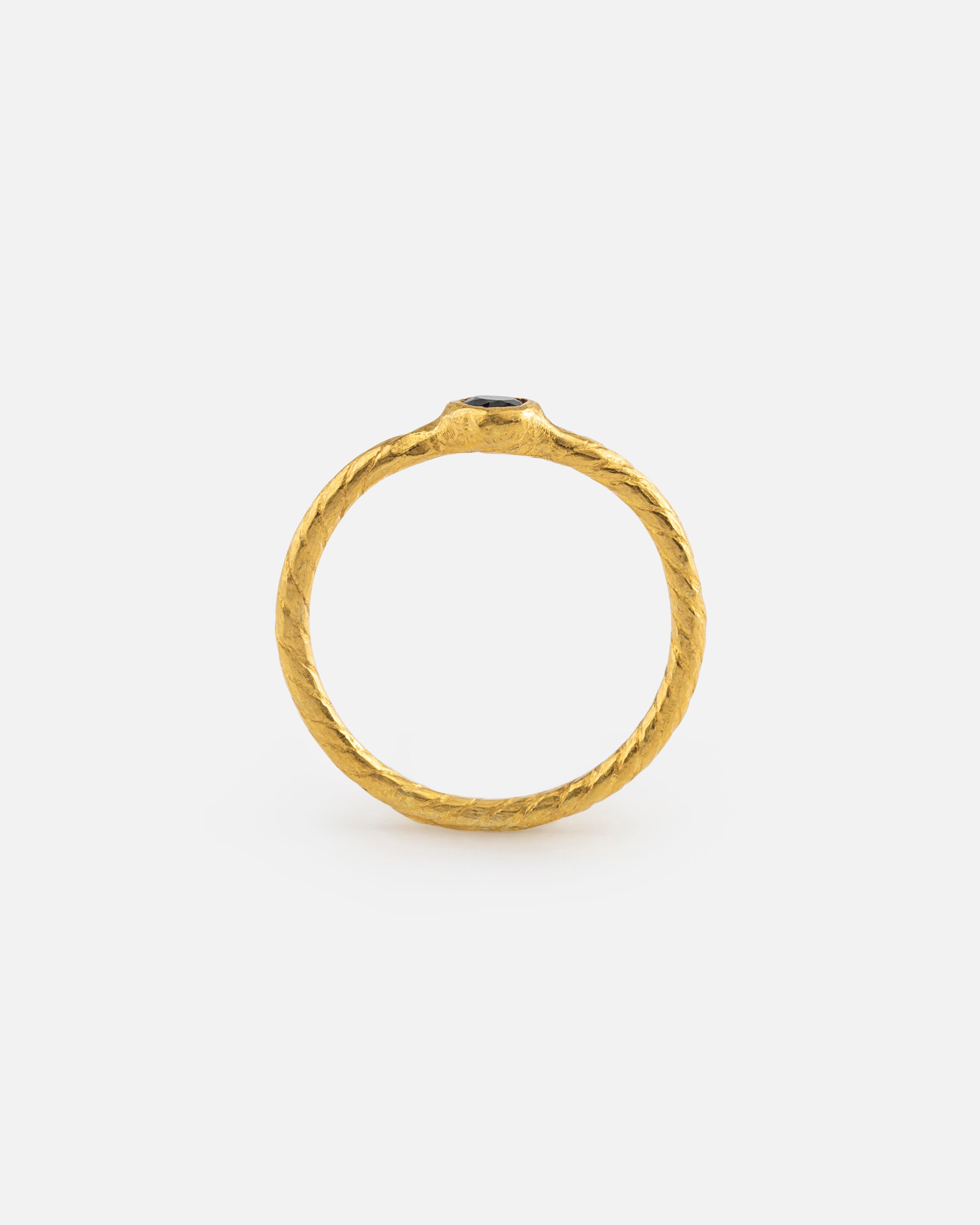 Feiner Goldring mit Saphir