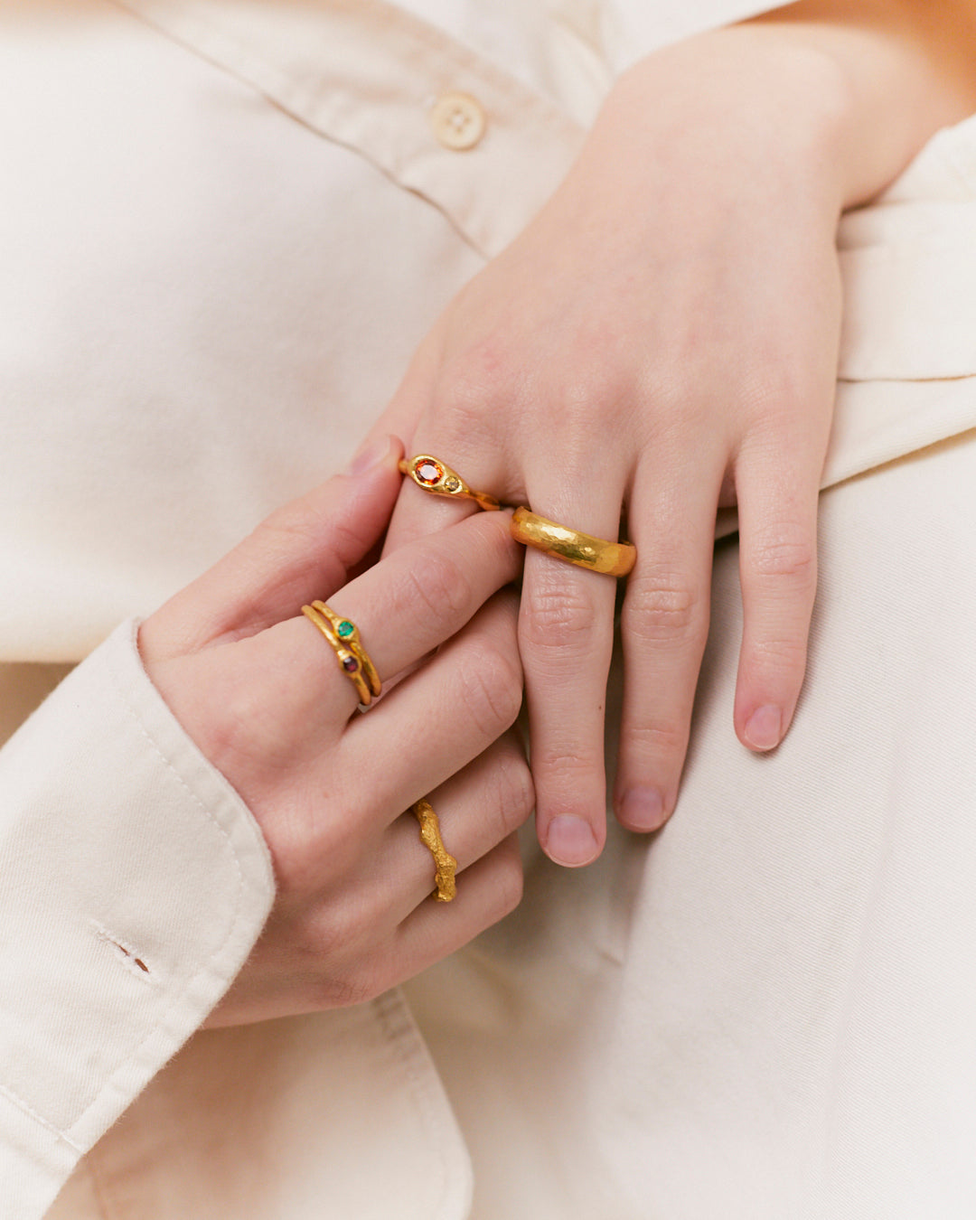 Feiner Goldring mit Saphir