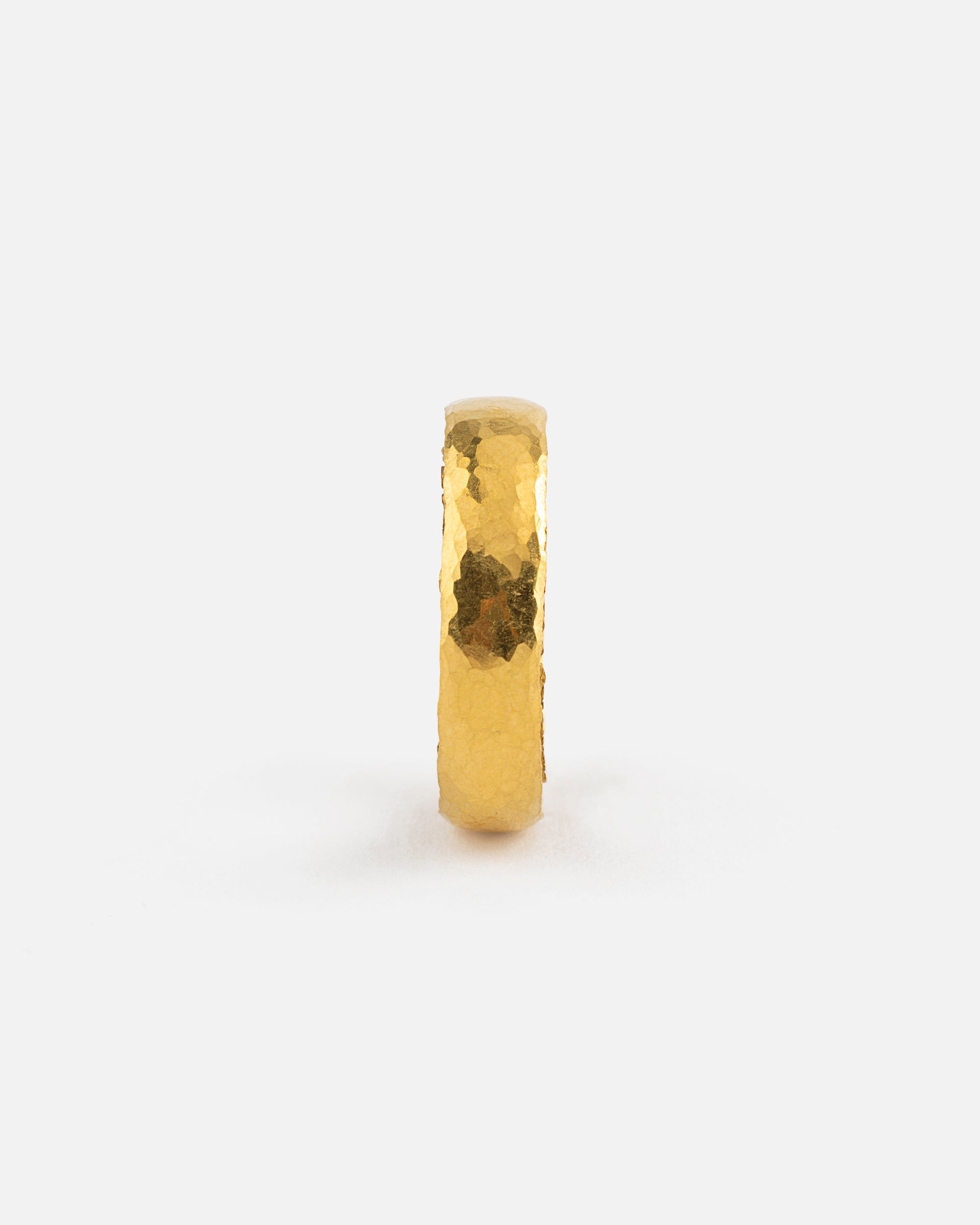 Gehämmerter Feingoldring mit Rille