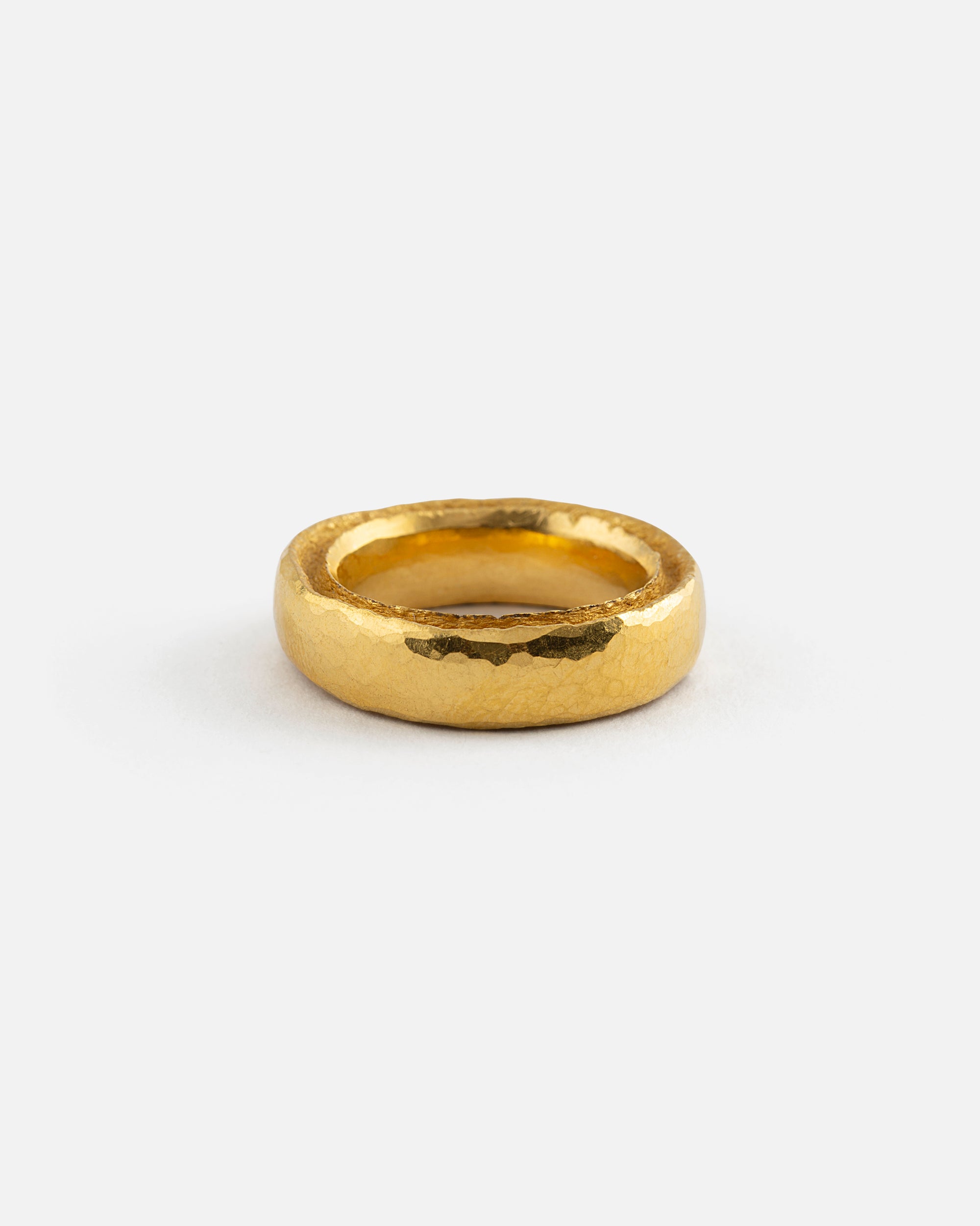 Gehämmerter Feingoldring mit Rille