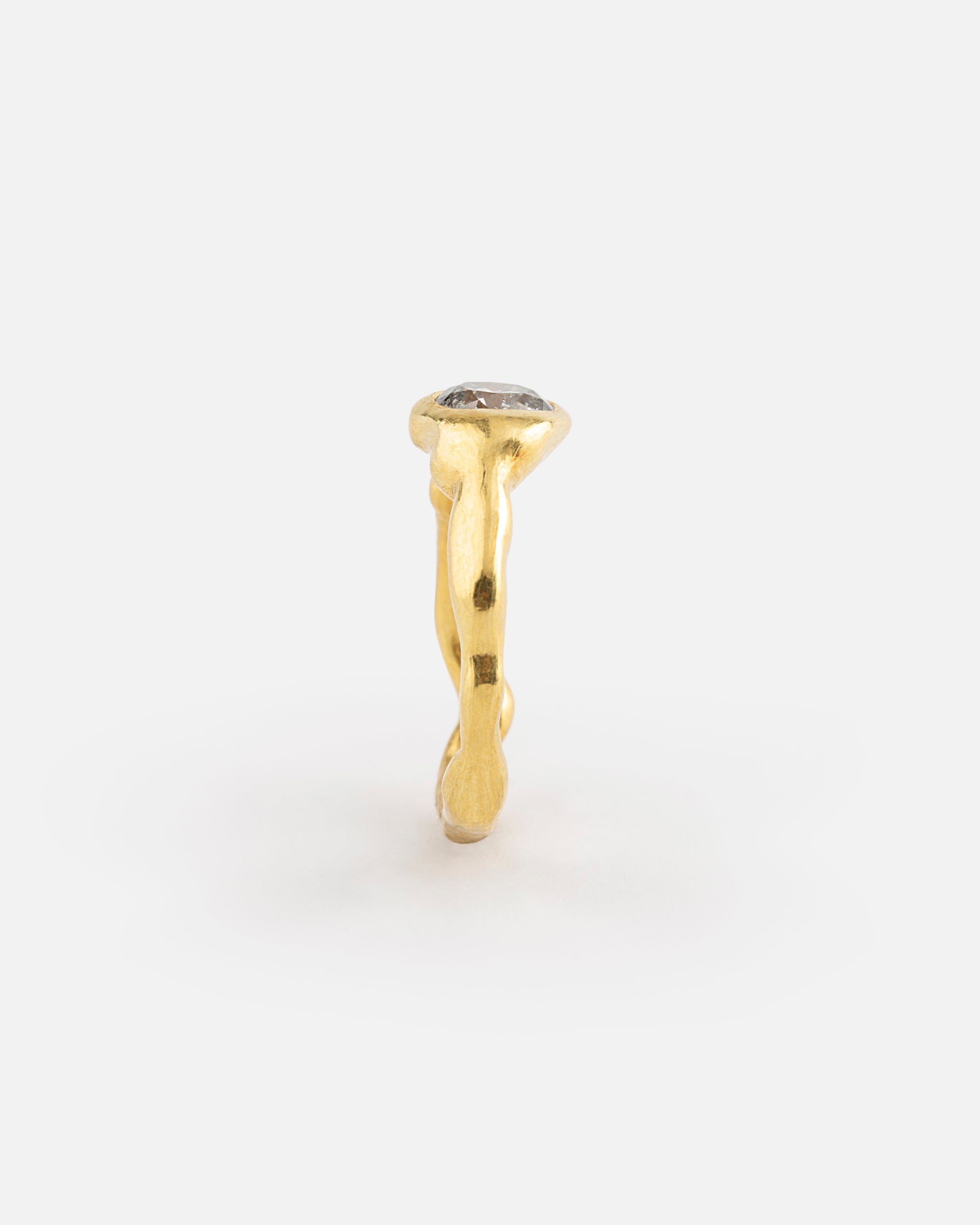 Geschmolzener Feingoldring mit 1 ct Diamant