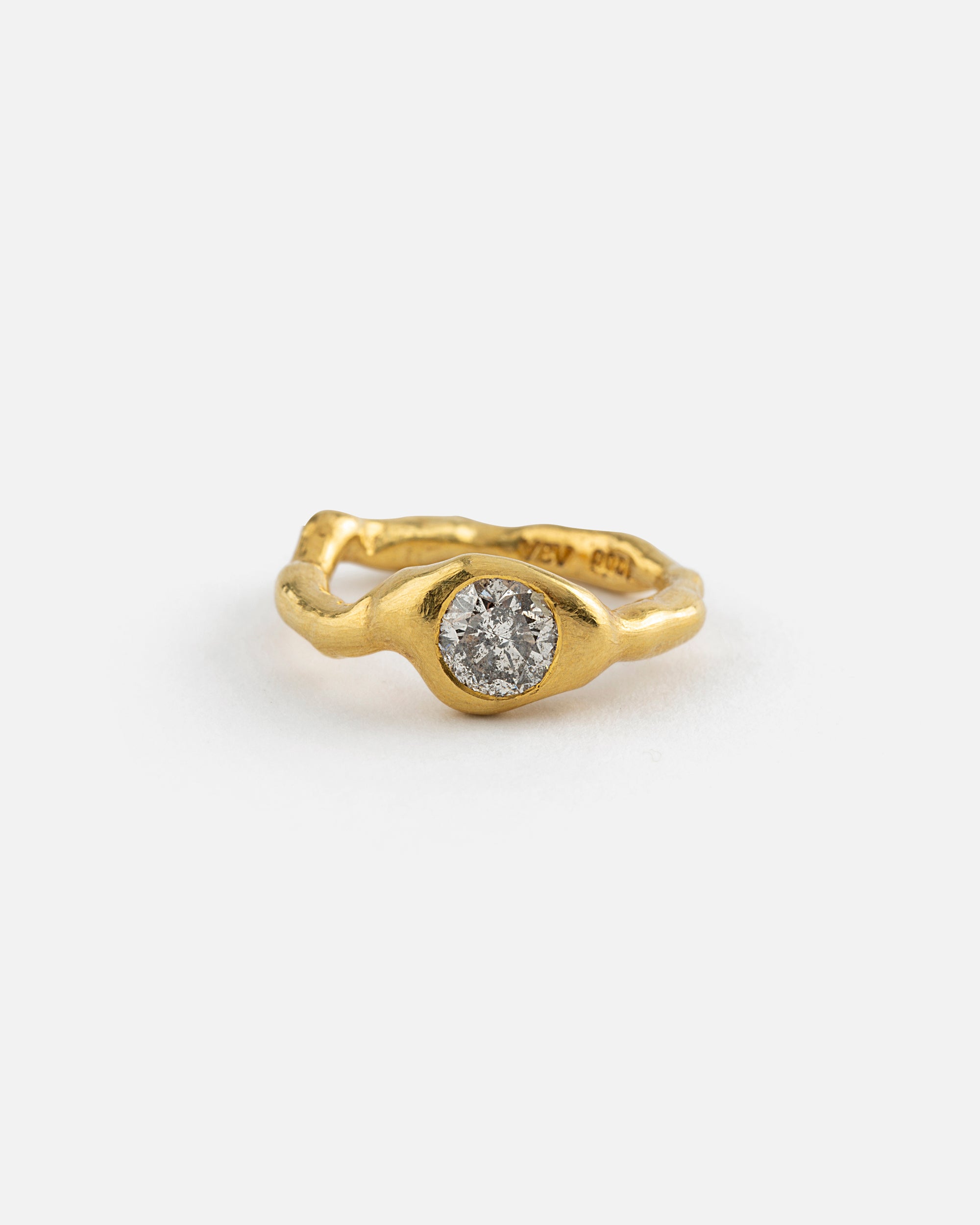 Geschmolzener Feingoldring mit 1 ct Diamant