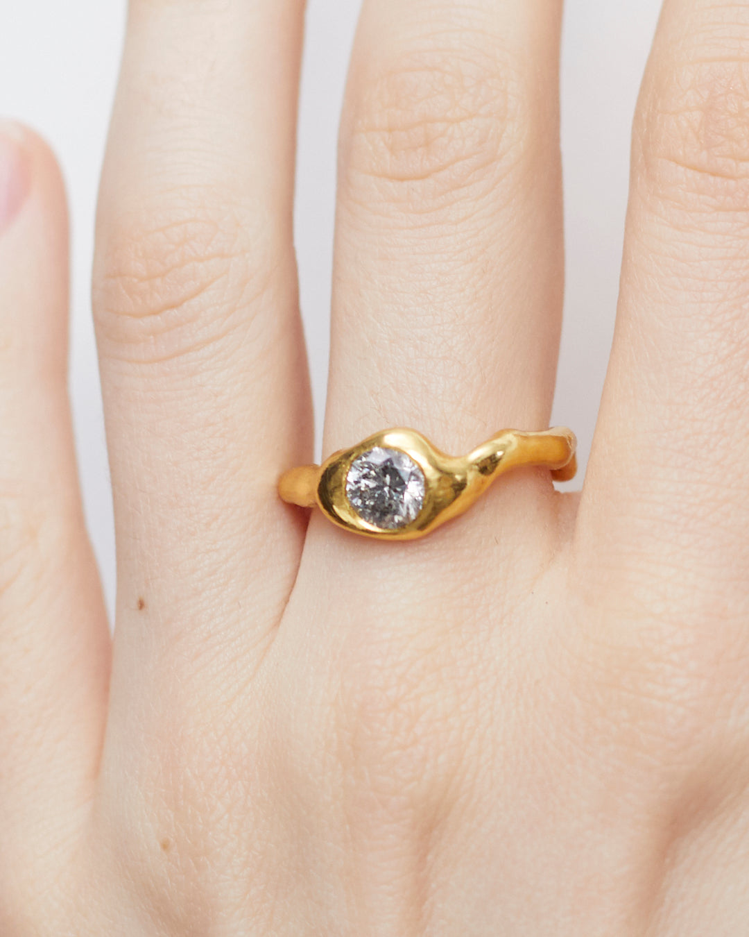 Geschmolzener Feingoldring mit 1 ct Diamant