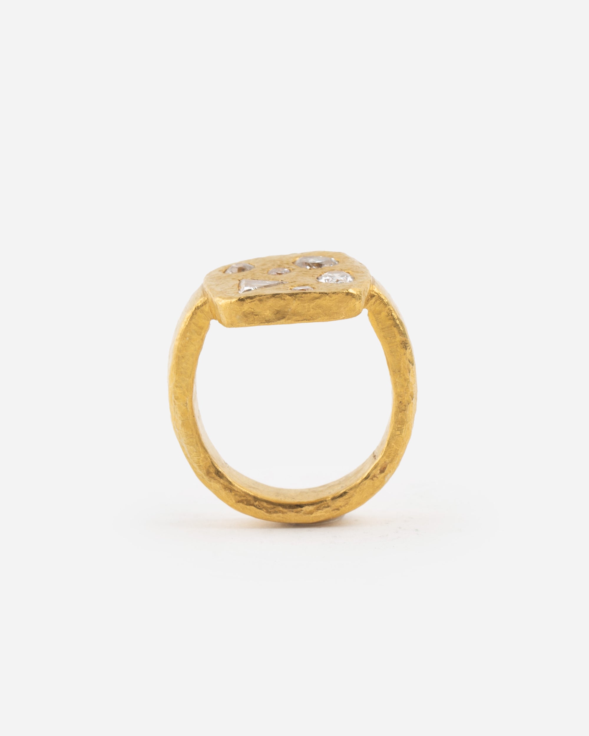 Goldring mit Diamanten in verschiedenen Schliffen