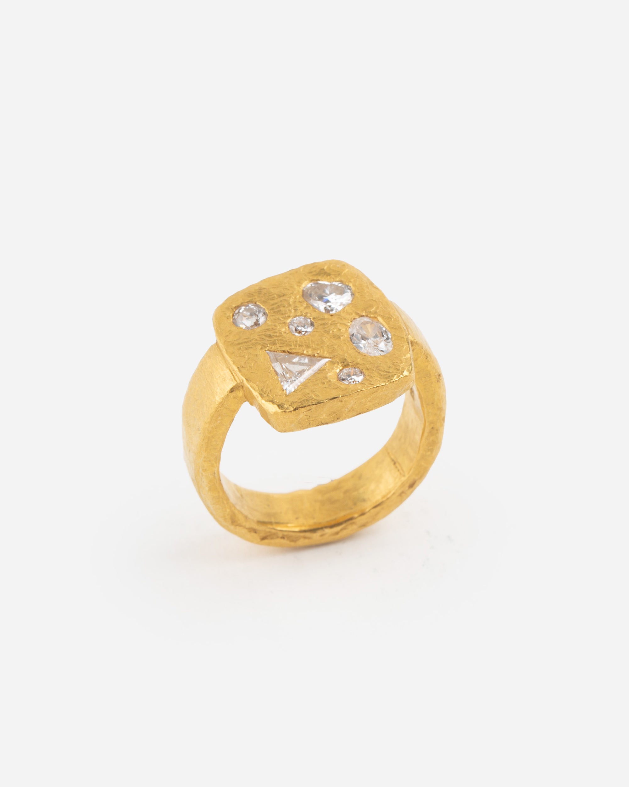 Goldring mit Diamanten in verschiedenen Schliffen