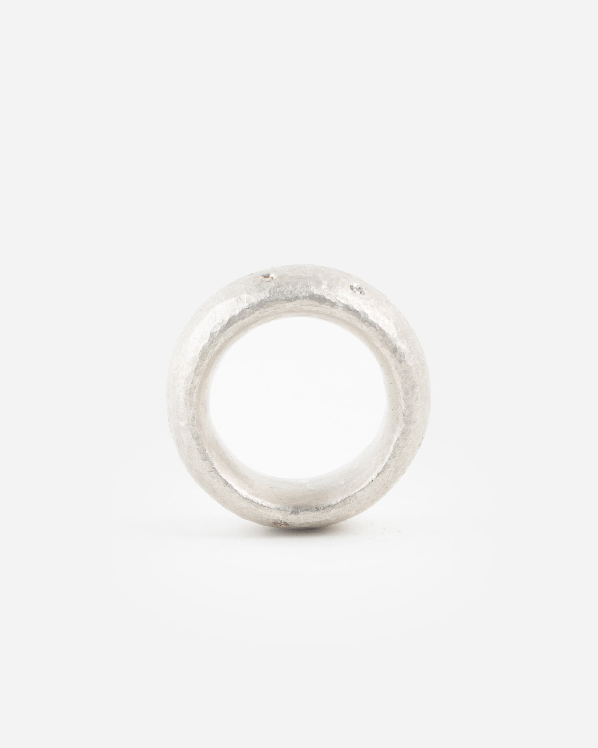 Gewölbter Ring mit Diamanten